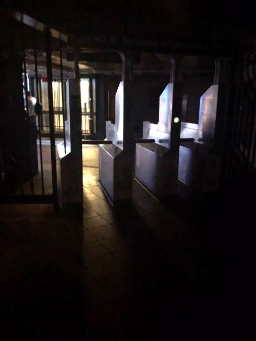 纽约突发大面积停电，时代广场一片黑暗……